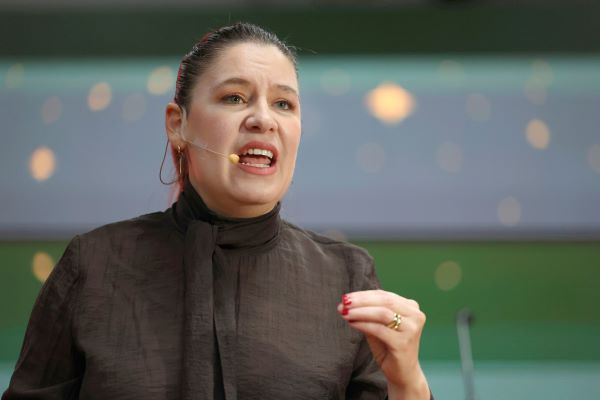 Denuncian a candidata presidencial Claudia Dobles y a la Municipalidad de Esparza por presunta violación a la veda publicitaria y beligerancia política