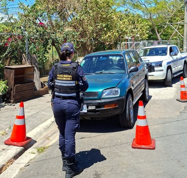 Vehículo con denuncia por robo es ubicado en Calle Blancos de Goicoechea