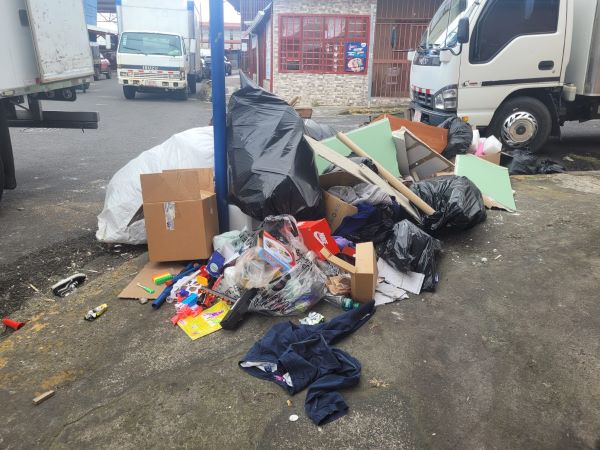 Vecinos de Guadalupe Centro estallan por basureros crónicos: “tres semanas con esto y el ministerio de salud no hace nada”