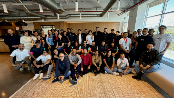 Talento joven desarrolla soluciones tecnológicas para empresas en Hackathon Forward 2026