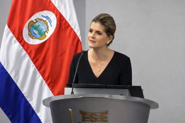 Laura Fernández recibe credenciales y convoca a diputados a una “cruzada de mano dura” contra el crimen