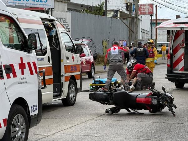 CAMIÓN COLISIONA CON MOTOCICLETA Y DERRIBA POSTE ELÉCTRICO EN EL ALTO DE GUADALUPE; UN FALLECIDO Y SEIS HERIDOS