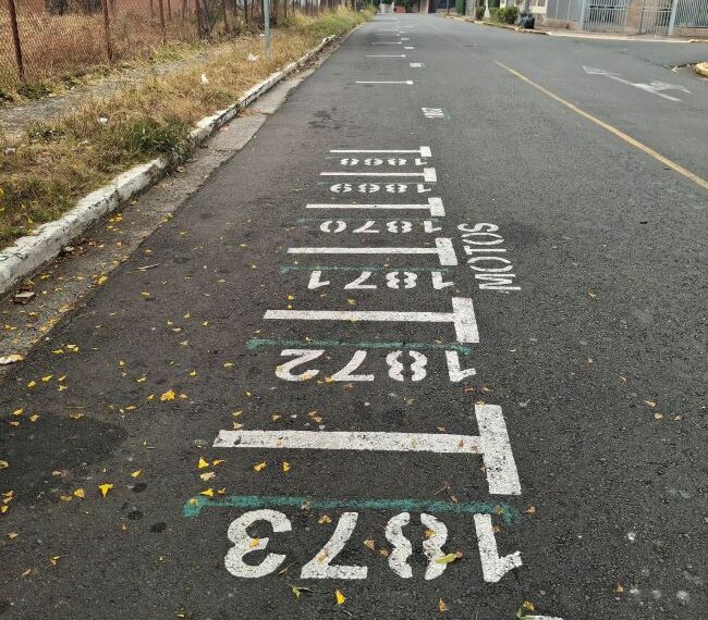 Vecinos de Calle Blancos proponen aprovechar espacios de parqueo para fortalecer finanzas locales