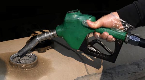 SE DESPLOMA EL PRECIO DEL PETRÓLEO TRAS MENSAJE DE TRUMP: CAÍDAS DE HASTA 18% EN MINUTOS